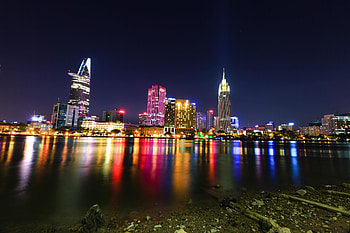 Glow, city lights, colorful, reflections, cityscape, night HD wallpaper