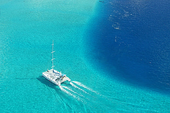 Perfect Clear Aqua Blue Lagoon with Boat in Island Paradise Bora Bora Tahiti Polynesi, island, boat, southseas, tahiti, beach, zen, islands, ocean, yacht, luxury, exotic, paradise, aqua, summer, polynesian, turquoise, peace, bora bora, polynesia, blue, sand, tropical, perfect, holiday, seas, water, sun, sea, society, escape, lagoon, perfection, clear HD wallpaper