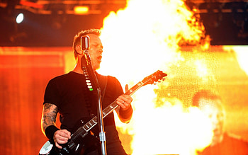 Metallica, Intense stage shows, Mesmerizing visuals, Metal fans HD wallpaper