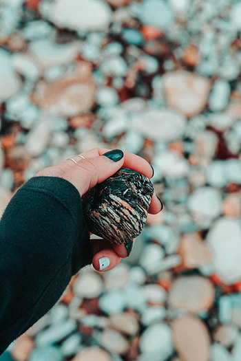 Rock, Hand, Miscellanea, Miscellaneous, Stone, Fingers, Manicure, Sea Stones, Seastones HD phone wallpaper