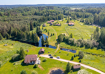House hunting in Latvia, Forest compound, New York Times HD wallpaper