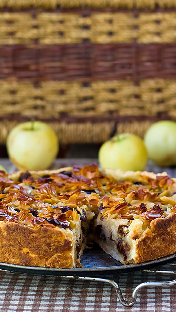 Apple pie , Delicious dessert visuals, Tempting pastry background, Mouth-watering HD phone wallpaper