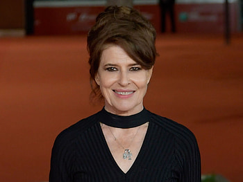 Fanny Ardant, Captivating biography, Iconic figure, Acting prowess HD wallpaper