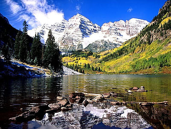 Maroon Fall Colors, trees, lake, rock, mountain HD wallpaper