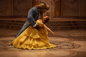 Emma Watson And Dan Stevens Dancing In Beauty Beast, beauty-and-the-beast, emma-watson, 2017-movies, dancing HD wallpaper