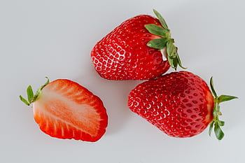 Top view of fresh strawberries, perfect for food graphy and healthy eating concepts. HD wallpaper