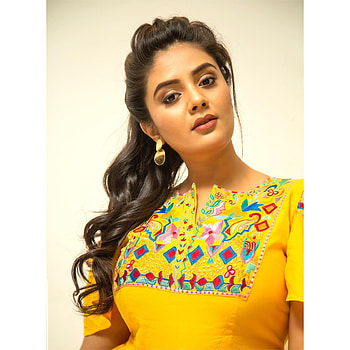 Sreemukhi, Telugu actress, fashion design HD phone wallpaper