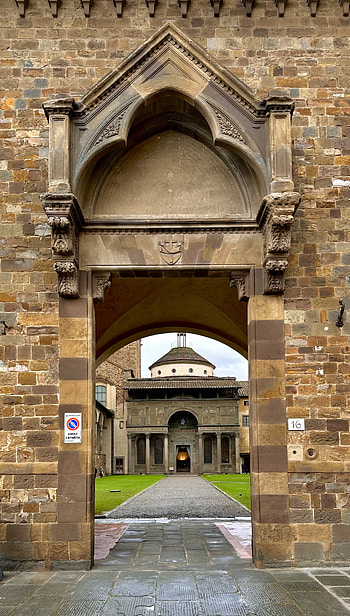 Florentine Castle Gate — Italy Doorway , Italy, graphy, door, castle HD phone wallpaper
