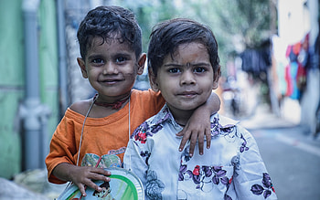 Friends in India, two, children, boys, friends, India HD wallpaper
