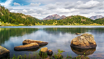 Marm’s Lake at Wind River Range, Wyoming, hills, clouds, sky, rocks, mountains, water, reflections, usa, landscape HD wallpaper