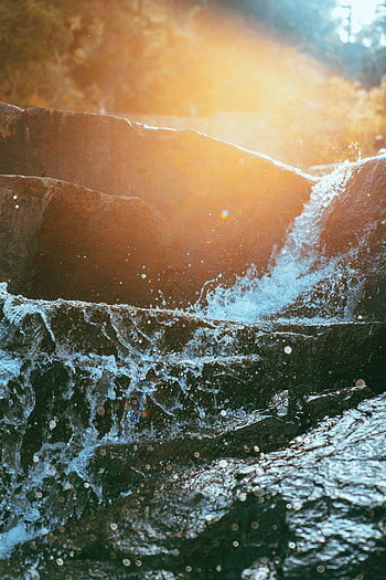 Water spray, sunlight HD phone wallpaper