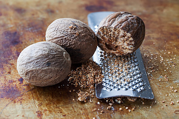 Nutmeg buying guide, Expert recommendations, Spice shopping made easy, Spice selection tips HD wallpaper