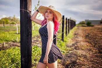 Redhead Model looking sexy, redhead, model, dress, hat, fence HD wallpaper
