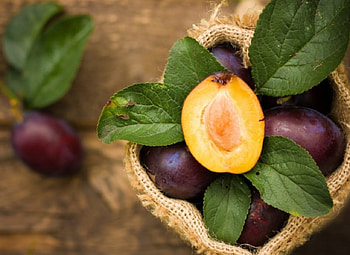 * Fresh and tasty *, basket, leaves, plum, delicious, fruit, tasty HD wallpaper