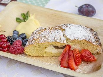 Irresistible strudel, Traditional treat, Mouth-watering layers, Delicious pastry HD wallpaper