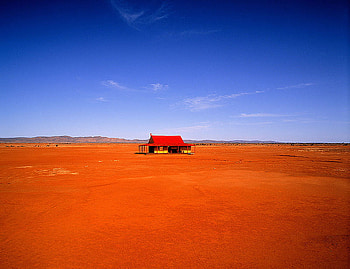 Hut in the Outback, blue, australia, sand, isolated, house, soil, lone, red, solitary, desert, sky HD wallpaper