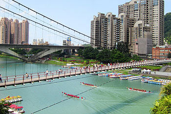 Green river and Suspension bridge, tourist, scenic area, green river, suspension bridge, dragon boat competition HD wallpaper