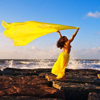 YELLOW VEIL, blue, skirt, yellow, veil, sky, rocks, beauty, ocean HD wallpaper