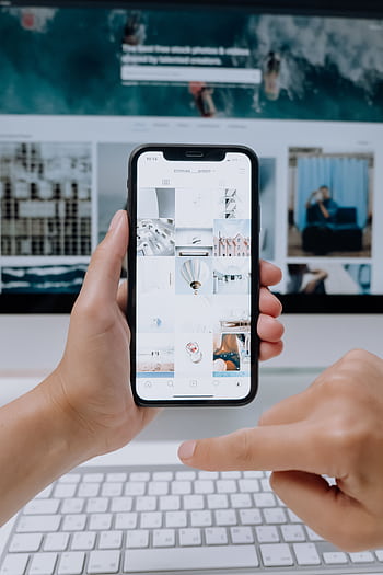 Person using smart to browse , office setup. HD phone wallpaper