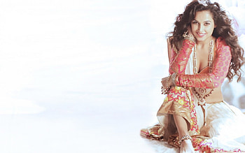 Disha Pandey, sexy, pose, model, brunette, smile, bollywood, cute, girl, beautiful, actress, indian, beauty, celebrity, pretty, face HD wallpaper