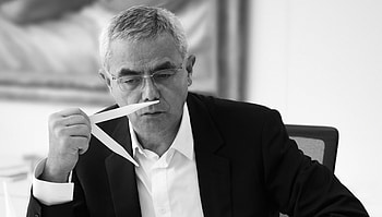 Perfumer's nose, Perfume creator, Scent expert, Aromatic expertise HD wallpaper