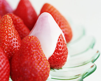 Strawberries, sweet, fruits, cream HD wallpaper