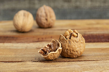 Walnuts (Food), Natural healing, Walnut peel, Nutritious fruit HD wallpaper