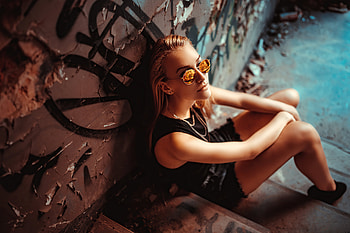 Girl Sunglasses Sitting At Stairs , girls, model, sunglasses HD wallpaper