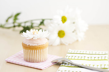 cupcakes decorated of flowers, sweet, daisy, yummy, good, cupcakes HD wallpaper