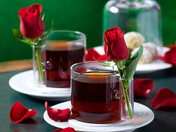 Beautiful arrangement, table, roses, floral, plates, beautiful, arrangement, taste, love, red, flowers, harmony HD wallpaper
