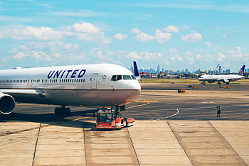 United Airlines, COVID-19 strategy, Internet bull report HD wallpaper