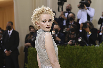 Julia Garner, First-look TV deal, Tomorrow Studios, New projects HD wallpaper