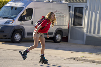 Casual Rollerblading Girl - No Hard Feelings Theme, movie, No Hard Feelings HD wallpaper