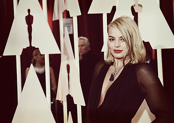 Margot Robbie, Celebrity, Actress, Australian, Blonde, Lipstick, Necklace HD wallpaper