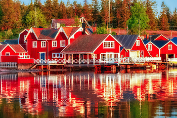 Reflections of red houses, Sweden, water, houses, village, lake, sea, peaceful, reflection, red, fish, sunset, countryside HD wallpaper