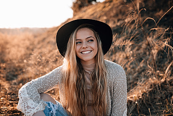 Cowgirl Smile . ., style, cowgirl, fun, fashion, outdoors, ranch, blondes, girls, women, models, western, hats, female HD wallpaper