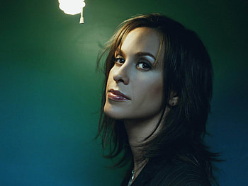 Alanis Morissette, sexy, brunette, canadian, singer HD wallpaper