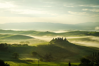 Breathtaking view of the Tuscany countryside with morning fog and rolling hills. HD wallpaper