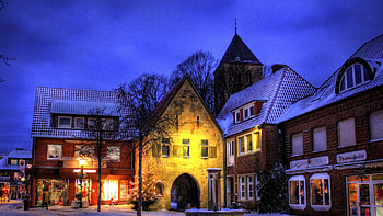 fountain in a shopping square in havixbeck germany, winter, night, stores, lights, fountain, square HD wallpaper