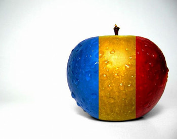 December 1~ Romania's National Day, blue, white, water drops, flagg, day, romania, yellow, red, fruit, national, apple HD wallpaper