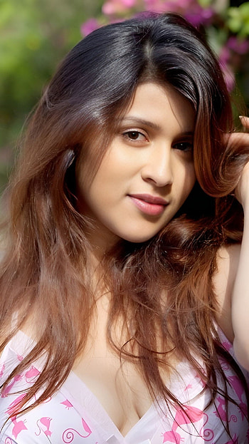 Mannara Chopra, telugu actress HD phone wallpaper