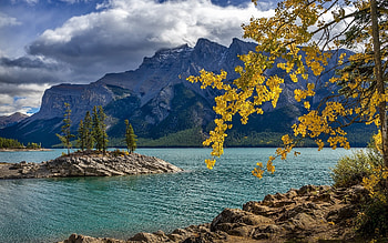 Lake Minnewanka in Canada, autumn, Banff, Canada, lake, National park HD wallpaper