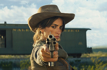 Penelope Cruz, girl, train, actress, beauty, woman, bandidas, movie, gun, hat HD wallpaper