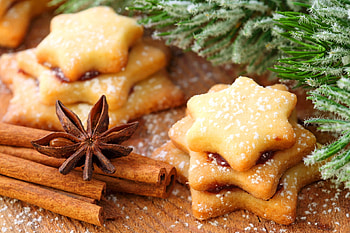 Christmas cookies, sugar, nice, candies, holiday, yummy, new year, sweet, delicious, cinnamon, santa claus, beautiful, tree, decorationl, pretty, christmas, branches, joy, lovely, cookies HD wallpaper