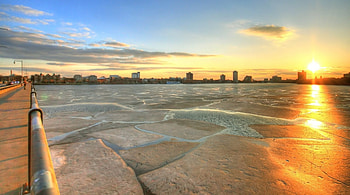 frozen river at sunset r, river, frozen, city, bridge, r, sunset, ice HD wallpaper