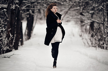 I Run To You !, winter, running, black and white, snow, run, beautiful, girl HD wallpaper