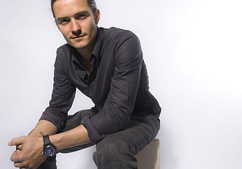 Orlando Bloom, Sitting actors, White background HD wallpaper