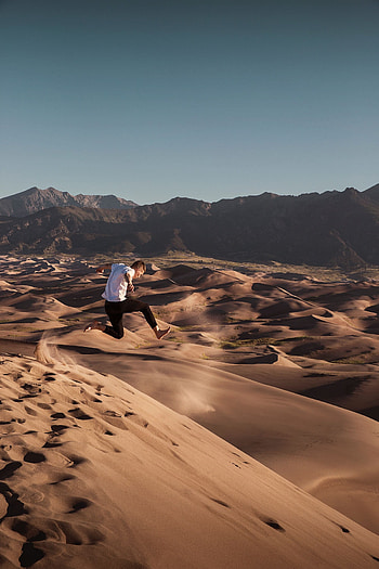 Sand, Desert, Miscellanea, Miscellaneous, Human, Person, Bounce, Jump, Dunes, Links HD phone wallpaper