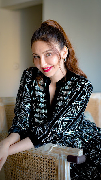 Saumya Tandon, actress HD phone wallpaper