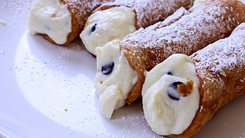 Crispy cannoli, Ricotta filling, Italian pastry, Gianni's specialty HD wallpaper